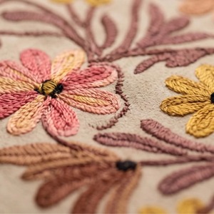 Sac messager brodé au point de croix du Cachemire — Ivoire avec bouquet de marguerites chaleureuses - Product Image 4