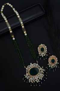 Ensemble Kundan sculpté bicolore de qualité supérieure de style victorien avec boucles d'oreilles clous vert menthe émeraude pour mariages et fêtes - Product Image 3