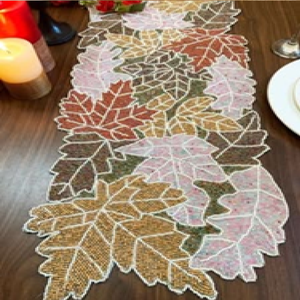 Magnifique chemin de table artisanal à motifs floraux d'hortensias pastel violet, bleu et blanc, disponible à prix de gros - Product Image 1