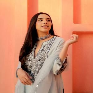 Ensemble Kurta et pantalon en Georgette pour femme VASTRA COTTAGE, idéal pour les soirées, avec broderies en papier métallisé, détails en dentelle et dupatta assortie. - Product Image 3