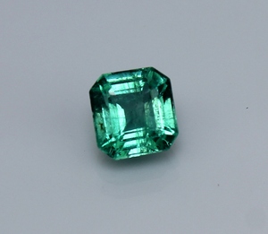GEMS INTERNATIONAL - Esmeralda Natural Certificada IGI de 1.72 Ct, Color Verde Intenso, Corte Octogonal Facetado, Gema Suelta para Joyería - Product Image 2