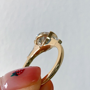 แหวนมอสซาไนต์ทรงกลม 2 กะรัต แหวนหมั้นทองคำขาว 18k ชุบโรเดียมสีดำ - Product Image 4