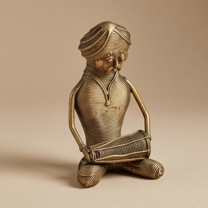 Figurine artisanale Dhokra en laiton représentant un musicien tribal avec un tambour traditionnel, sculpture d'art populaire indien faite à la main, décoration intérieure - Product Image 1