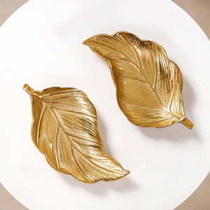 Plato Decorativo de Latón con Forma de Hoja, Color Dorado, Hecho a Mano, con Patrón de Planta Grabado, Diseño Glamuroso para Exhibición, Venta al por Mayor - Product Image 4