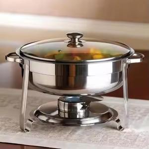 La brillanteza del metal le da al chafing dish una aura lujosa, y las líneas de diseño elegantes añaden gracia a los arreglos de buffet. - Product Image 6