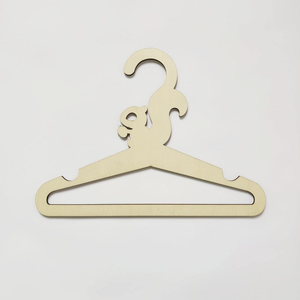 Cintre à vêtements pour enfants en bois écologique, design écureuil, article très demandé à prix avantageux - Product Image 1