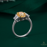 Cincin Tunangan/Pernikahan Tiga Batu Berlian Kuning Oval Custom Fancy Cut, Berlian Buatan Laboratorium, Emas Putih 9KT/10KT/14KT/18KT Bersertifikat IGI