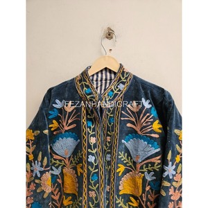Veste matelassée en velours brodée à la main avec motif floral, col montant, manches longues, manteau décontracté d'hiver pour femme, design Ouzbek Suzani - Product Image 4