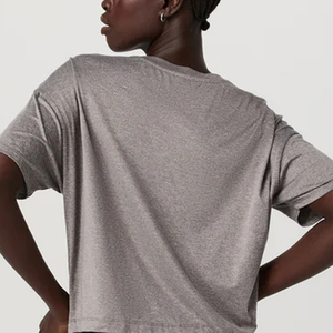 T-shirt femme col rond, design classique, mélange de coton doux, coupe ample, idéal pour l'été, couleur unie, avec logo. - Product Image 6