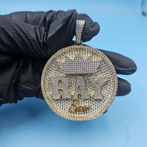 Colgante Personalizado con Diseño de Corona Redonda y Diamantes de Imitación VVS, Colgante con Nombre en Estilo Hip Hop - Product Image 1