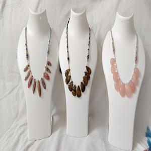 Collar de Ojo de Tigre, Cuarzo Rosa y Rodonita, con Piedras Preciosas de Cristal Talladas y Grabado en Plata Electrochapada, Estilo Mascota - Product Image 1