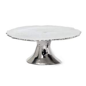 Un élégant support à gâteau en acier inoxydable au fini unique ajoute une touche moderne et sophistiquée à toute mise en place de table. - Product Image 6