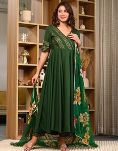 Salwar Kameez en soie rayonne imprimée verte KV avec pantalon et dupatta pour l'automne - Product Image 1