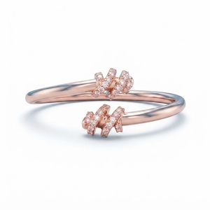 แหวนทองคำโรสโกลด์ 18K แบบ Bypass Cuff ประดับเพชรเพาะเลี้ยง 0.166 กะรัต น้ำหนัก 3.35 กรัม ทองคำแท้ ดีไซน์เรียบหรู ทันสมัย เหมาะสำหรับงานแต่งงานและงานหมั้น - Product Image 1
