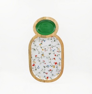 Plateau de service en bois d'acacia et de mangue avec motif imprimé en émail pour la restauration, les fruits secs et la présentation de la vaisselle. - Product Image 2