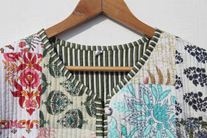เสื้อแจ็คเก็ตผ้าฝ้ายพิมพ์ลายบล็อกแบบอินเดีย ทำมือ ตกแต่งกระดุมเย็บติด  ลายดอกไม้ เป็นมิตรต่อสิ่งแวดล้อม มีกระเป๋า 2 ช่อง ผ้าฝ้ายพิมพ์ลายสองด้าน สำหรับผู้หญิง - Product Image 3