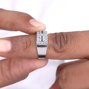 แหวนแต่งงานผู้ชายแบบครึ่งวงประดับมอสซาไนต์ทรงเหลี่ยมมรกต เงินแท้ 925 ตัวเรือนแบบหนามเตย แหวนหมั้นคลาสสิก ของขวัญ - Product Image 4