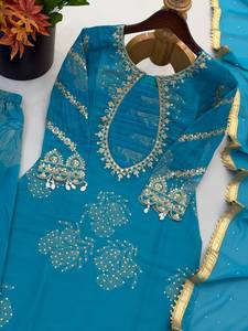 Ensemble haut, sharara et dupatta, avec broderie de point de croix de designer, travail de sequins, travail manuel fantaisie complet et impression numérique - Product Image 3