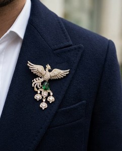 Broche élégante et tendance plaquée or avec cristal en forme d'oiseau et pierres de zircon, bijou de revers pour femmes et hommes, idéale pour les occasions de fête - Product Image 1