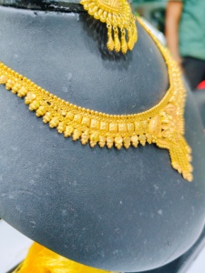 สร้อยคอทองคำแท้ 22K ลายดอกไม้สำหรับผู้หญิง เครื่องประดับงานหมั้นและงานแต่งงานทันสมัย ได้รับการรับรองจาก BIS - Product Image 3