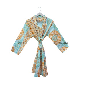Suavemente sofisticado kimono con escote en V con diseño simple y estampado floral para ropa de dormir casual Kimono de algodón para un estilo refinado - Product Image 1