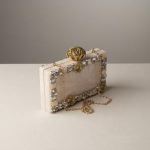 Pochette carrée en résine perlée avec chaîne dorée - Idéale pour les soirées - Product Image 4