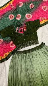 Conjunto Premium de Lehenga Choli de Seda con Blusa Bordada con Lentejuelas e Hilo, Dupatta con Estampado Digital, Estilo Bollywood para Fiestas y Eventos - Product Image 5