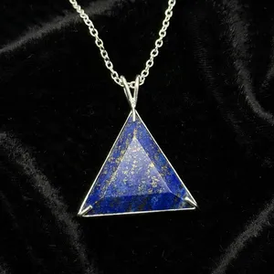 Collier pendentif triangle en Lapis Lazuli naturel 25mm, laiton plaqué or rose, bijoux personnalisés en pierres précieuses, cadeau de mai, vente en gros - Product Image 1