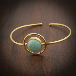 Bracelet de fête classique en Amazonite naturelle taillée ovale, manchette ouverte en laiton plaqué or 18 carats, ajustable, minimaliste, pour femme - Product Image 1