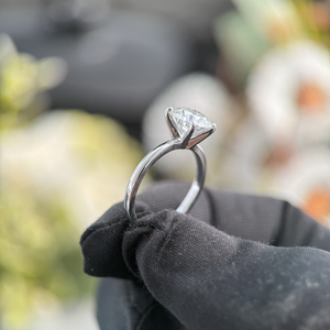 Anillo de Compromiso Solitario con Diamante Cultivado en Laboratorio de 2 Quilates, Corte Brillante, Oro Blanco de 14K, Bañado en Rodio, Color E, Certificado IGI, Clásico - Product Image 4