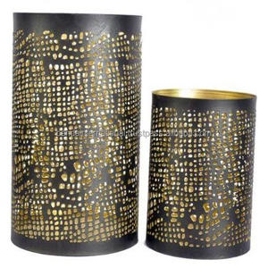 Ensemble de bougeoirs votifs ronds décoratifs pour la maison en fer de 2 pièces avec revêtement intérieur en poudre noire dorée et extérieure finie - Product Image 1