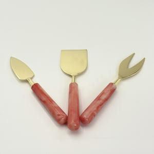 Ensemble de service à fromage de luxe en métal avec manche en résine, couteau et spatule à fromage élégants en acier inoxydable pour la restauration de mariage - Product Image 3