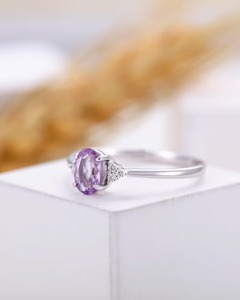 Anillo de Compromiso y Boda Fino para Mujer, con Amatista Natural Vintage de Corte Ovalado, Plata 925 con Engaste de Garras y Baño de Rodio - Product Image 4