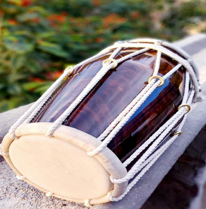 Tabla en bois foncé poli avec chevilles de réglage en laiton et bords noirs, disponible à prix de gros. - Product Image 4
