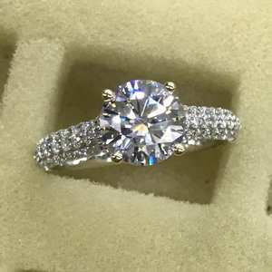 Anillo de compromiso de moissanita de corte brillante redondo de dos tonos con halo oculto, plata de ley 925, engaste pavé, regalo para mujer - Product Image 2