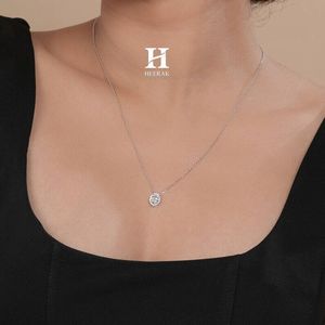 Pendentif halo en diamant de laboratoire taille ovale certifié IGI, collier solitaire ovale en or blanc 14 carats pour femme, fabricant de bijoux fins - Product Image 4