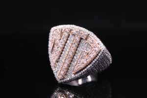 Anillo de Diamantes en Oro Rosa para Hombre, Estilo Hiphop, Logotipo de Escudo, Corte Brillante Redondo, Diamantes Naturales, Joyería de Regalo - Product Image 3