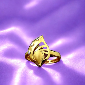 Bague en or plaqué or pour femmes |   Motif floral à deux tons |   Bijoux de fiançailles indiens de luxe - Product Image 2