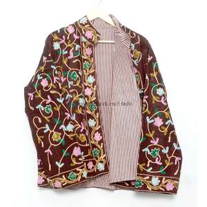 เสื้อแจ็คเก็ตฤดูหนาวสไตล์โบฮีเมียนสำหรับผู้หญิง งานฝีมือปักลายดอกไม้ ผ้าเนื้อนุ่มสีครีม งานเย็บปักถักร้อยหลากสีสันลายดอกไม้ - Product Image 6