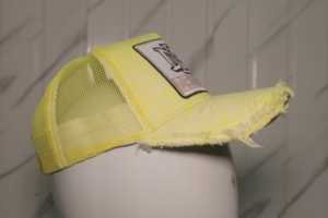Gorra Trucker de Malla Amarilla con Logotipo MD Bordado y Parche Número 3, Estilo Urbano, Ajustable, Unisex - Product Image 4
