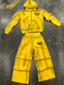 Fabricante de chándales personalizados de primera calidad: Sudadera con capucha con cremallera, efecto desgastado, descolorido por el sol y lavado ácido, y joggers de pierna ancha con pedrería. - Product Image 2