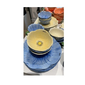 Assiettes et bols en céramique artisanales en forme de pétales de fleurs, empilables, jaune pastel et bleu, ensemble de vaisselle en grès en forme de fleur - Product Image 2