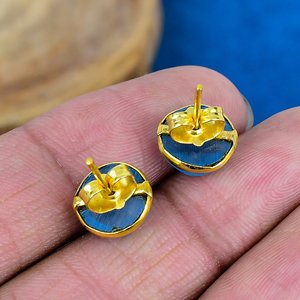 Boucles d'oreilles clous en quartz Monalisa bleu naturel, forme ronde, finition or 18 carats sur argent sterling 925 - Product Image 4
