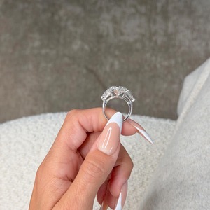 Bague de fiançailles à trois pierres en diamant taille marquise 12 TCW, 10 carats, certification IGI, clarté VVS2, couleur E, plaqué or 14k - Product Image 4