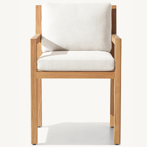 Une chaise longue en teck équipée d'accoudoirs et de coussins en teck doux, au style moderne, adaptée à une utilisation en extérieur. - Product Image 1