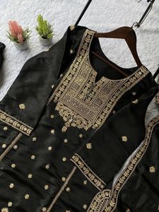 Conjunto de Traje Sharara de Seda Negra de Lujo con Bordado Zari Dorado, Estilo Bollywood, para Bodas Indias y Pakistaníes - Product Image 5