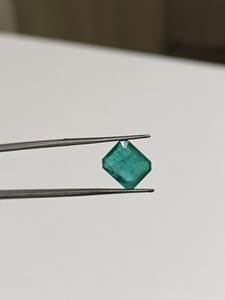 Esmeralda verde de corte octogonal de 5.29 ct, piedra preciosa natural suelta para anillos, pendientes y collares. - Product Image 5