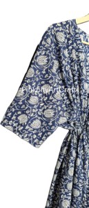 Hermoso Vestido Maxi de Algodón con Cuello Hecho a Mano en Jaipur, Color Azul Índigo, con Estampado Floral, Mangas Cortas Elegantes, Cinturón, Ecológico y Natural - Product Image 4