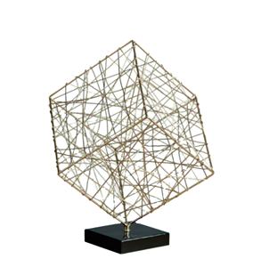 Sculpture de cube géométrique doré de luxe en fil métallique, décoration de table moderne, statues abstraites en fer pour événements de mariage et décoration intérieure - Product Image 1