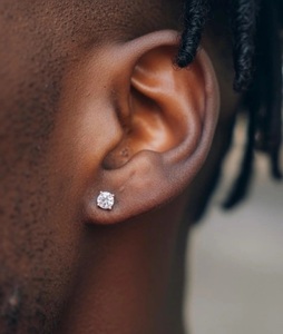 ต่างหูมอสซาไนต์ทรงกลมเจียระไนแบบบริลเลียนท์ รับรองโดย IGI ตัวเรือนเงินแท้ 925 ชุบทองแบบคลาสสิก ติดตั้งด้วยกรงเล็บ - Product Image 3